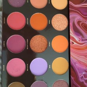 Hipdot Colour Pallet with a free gift!